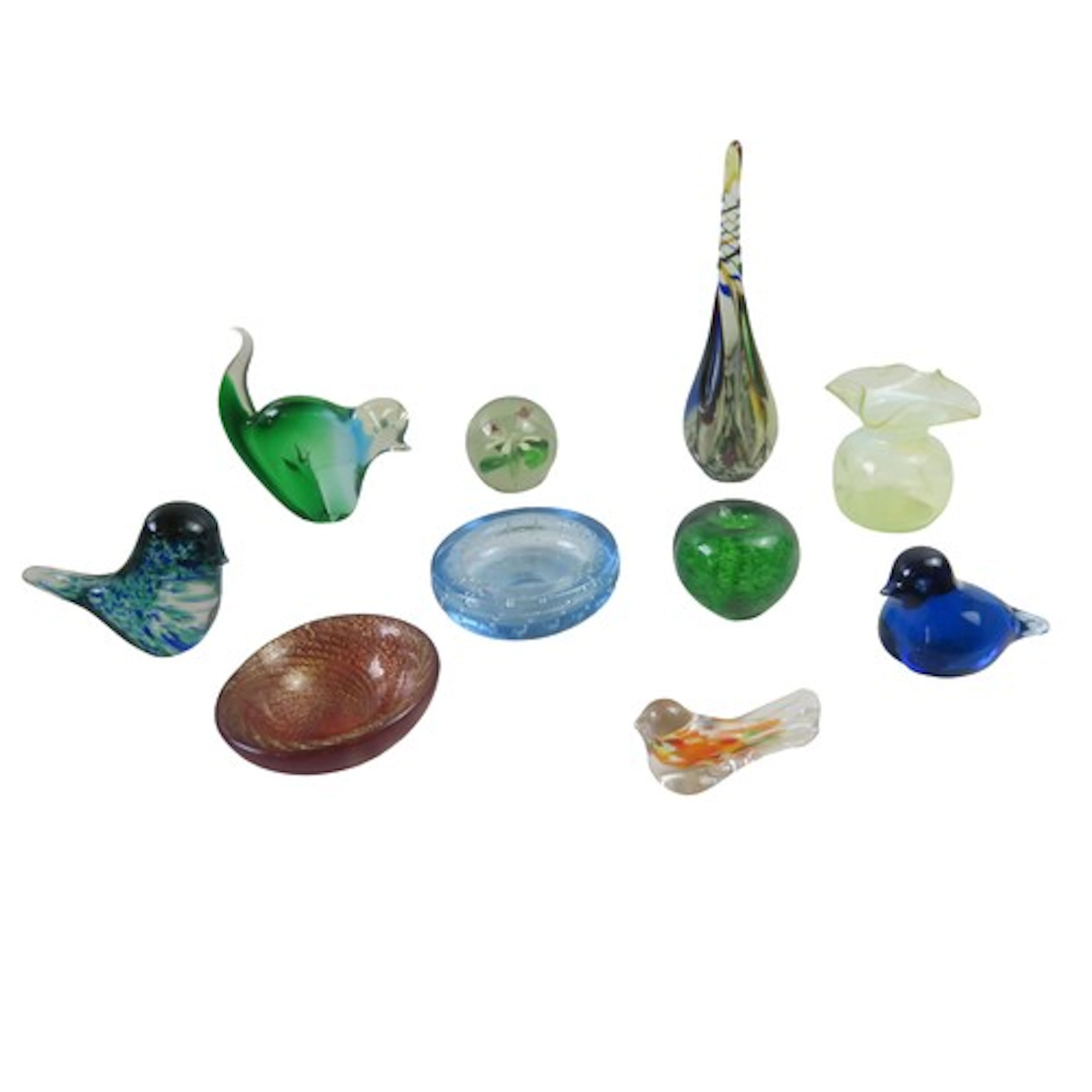 A COLLECTION OF STUDIO GLASS including Murano, Wedgwood and ...