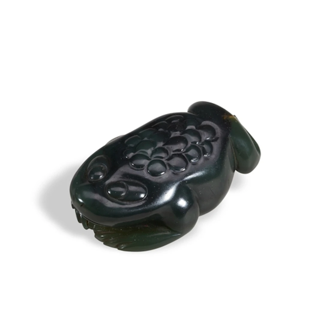 A GREEN HARDSTONE THREE-LEGGED TOAD 20TH CENTURY 墨玉蟾 二十世纪 6...