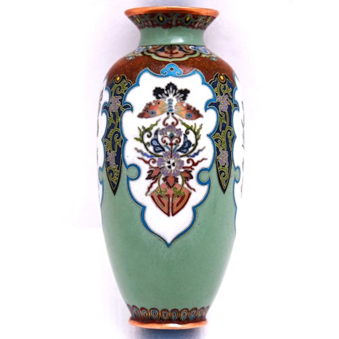 A SMALL JAPANESE CLOISONNÉ VASE MEIJI PERIOD (1868-1912) de...