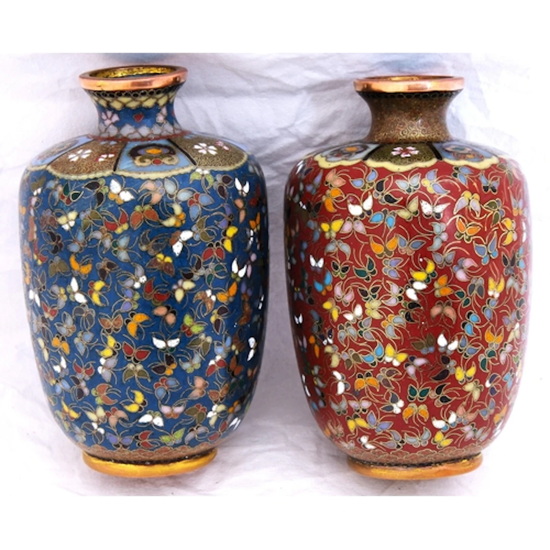 A GOOD PAIR OF JAPANESE CLOISONNÉ VASES ATTRIBUTED TO KUMO T...