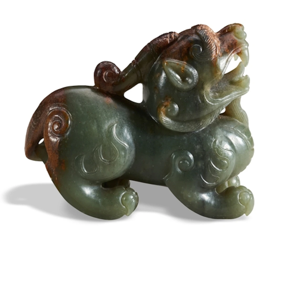 A DARK-CELADON AND RUSSET JADE MYTHICAL BEAST 20TH CENTURY 灰...
