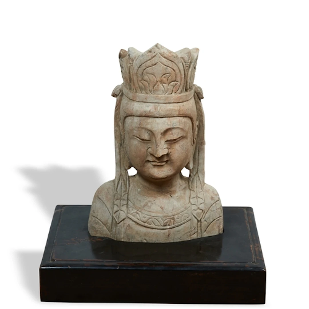 A CARVED LIMESTONE HEAD OF AVALOKITESHVARA (GUANYIN) QING DY...