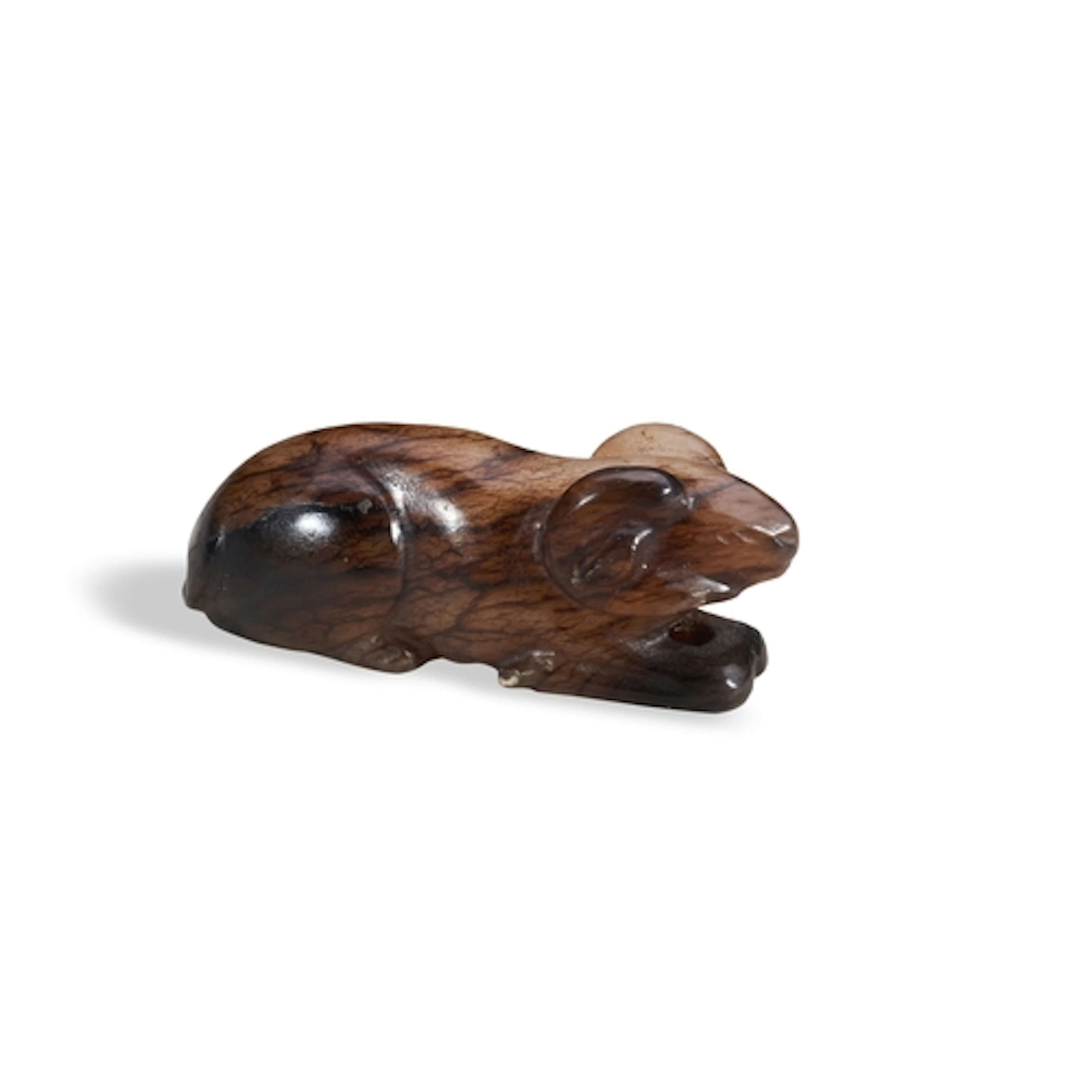 A MOTTLED BROWN JADE FIGURE OF A RAM 17TH / 18TH CENTURY 灰褐...