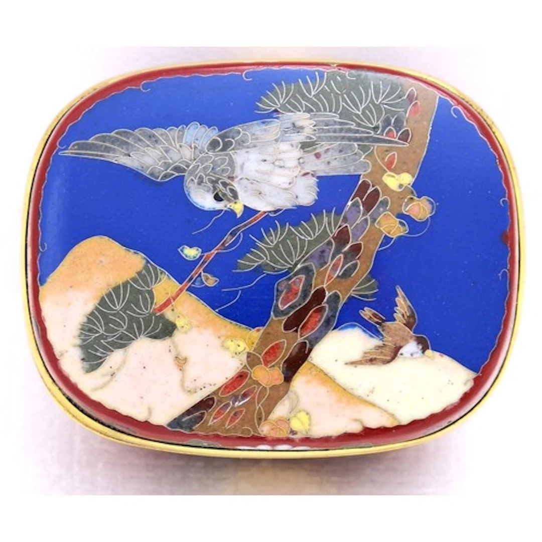 A SMALL JAPANESE CLOISONNÉ BOX AND COVER LATE MEIJI PERIOD,...