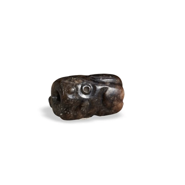 A MOTTLED BLACK JADE LION BEAD MING DYNASTY (1368-1644) 墨玉狮 ...