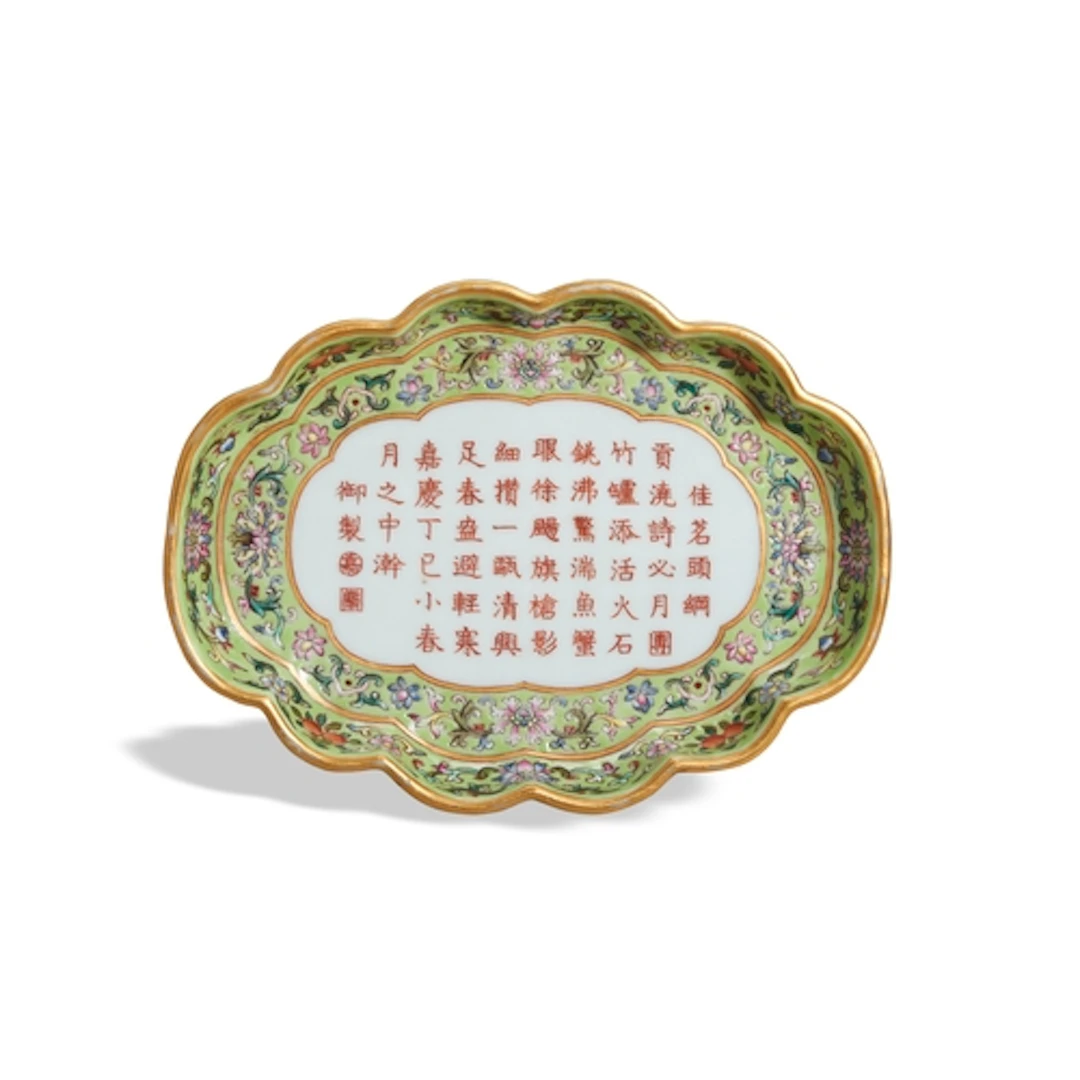 A LIME-GREEN GROUND FAMILLE-ROSE LOBED OVAL DISH 19TH / 20TH...