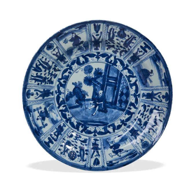 A LARGE KRAAK BLUE AND WHITE DISH 17TH CENTURY 青花克拉克人物图纹盘 十七...