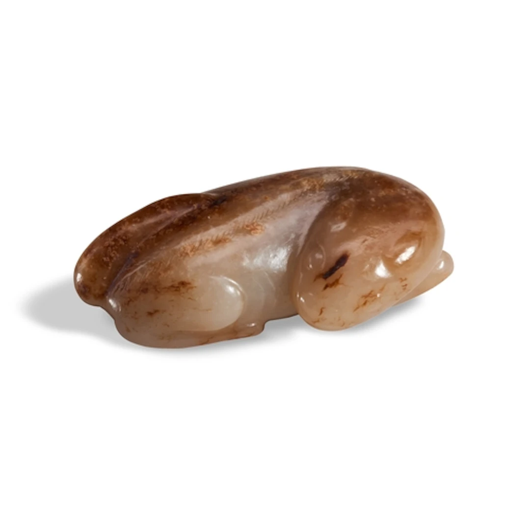 A RARE PALE GREY AND RUSSET JADE BADGER MING OR EARLIER 白褐玉...