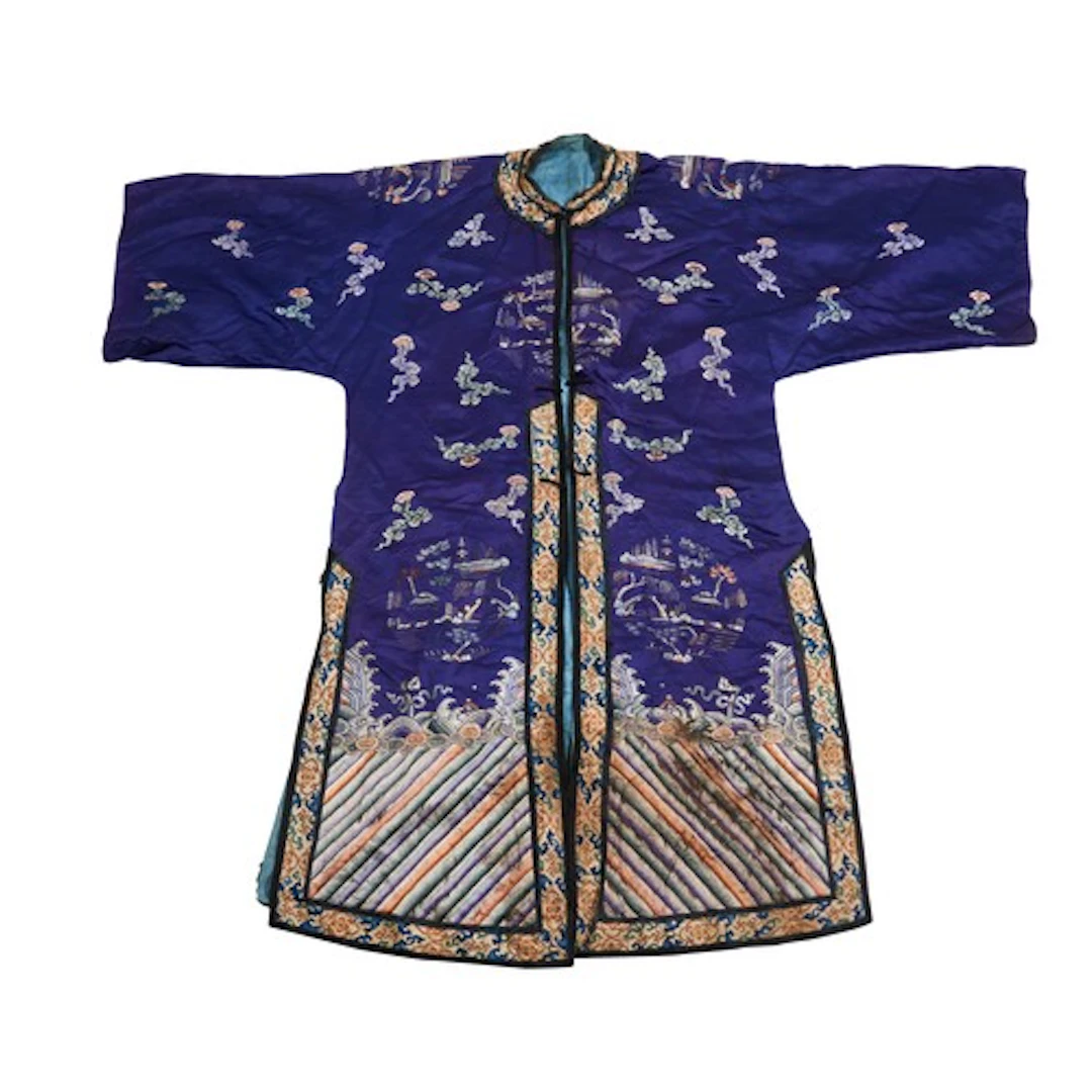 A CHINESE EMBROIDERED BLUE-SILK ROBE LATE QING DYNASTY 刺绣仕女...