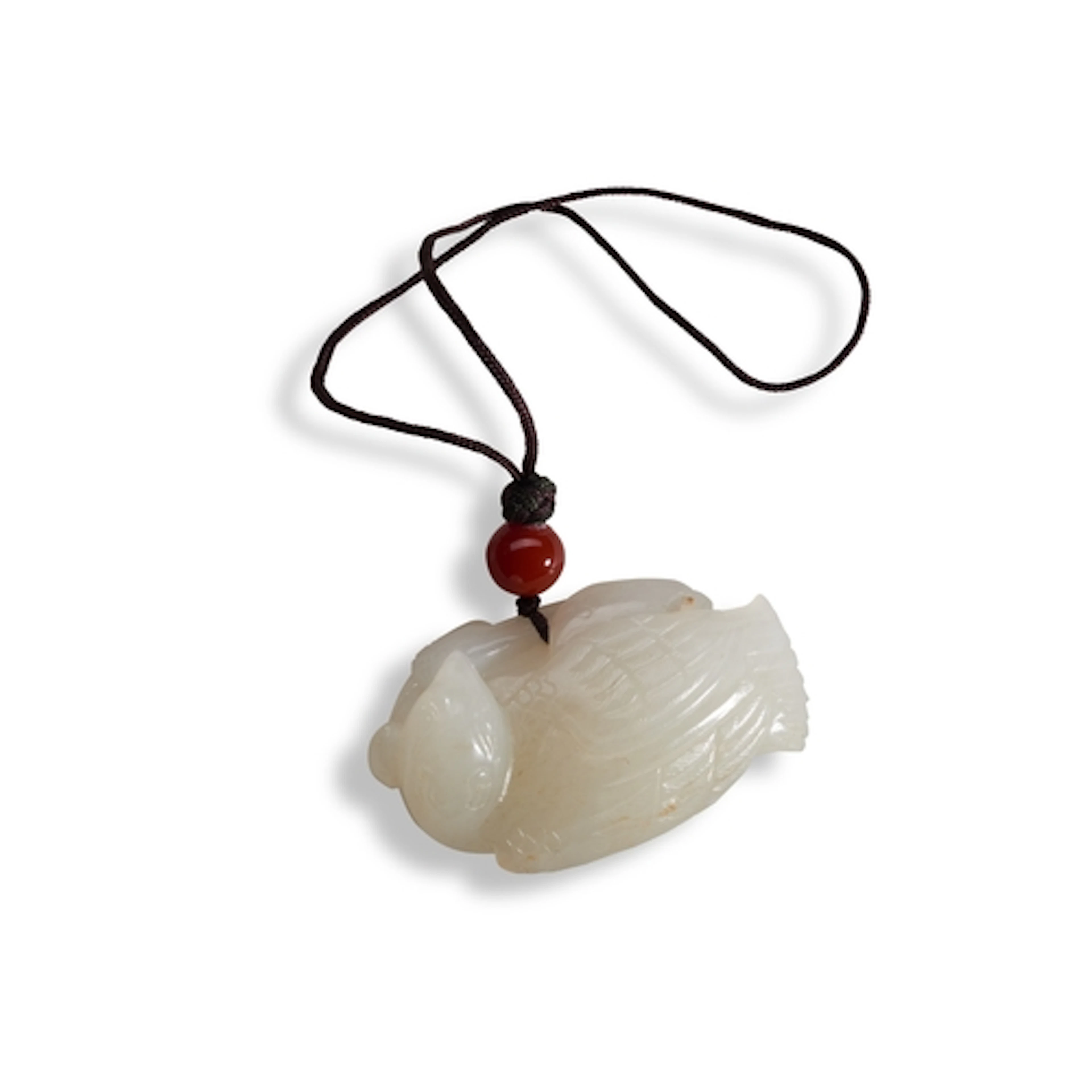 A WHITE JADE CARVING OF A BIRD,20TH CENTURY 白玉鸟吊坠 二十世纪 The r...