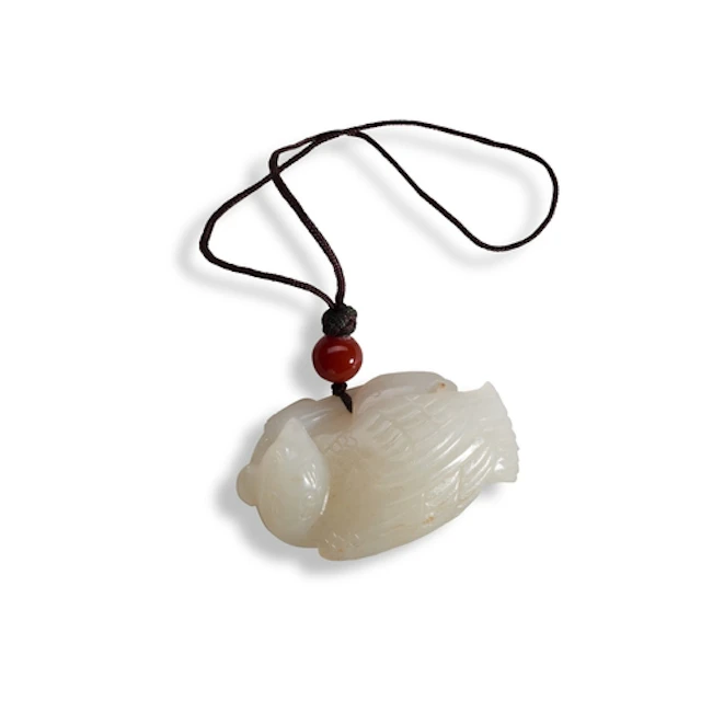 A WHITE JADE CARVING OF A BIRD,20TH CENTURY 白玉鸟吊坠 二十世纪 The r...