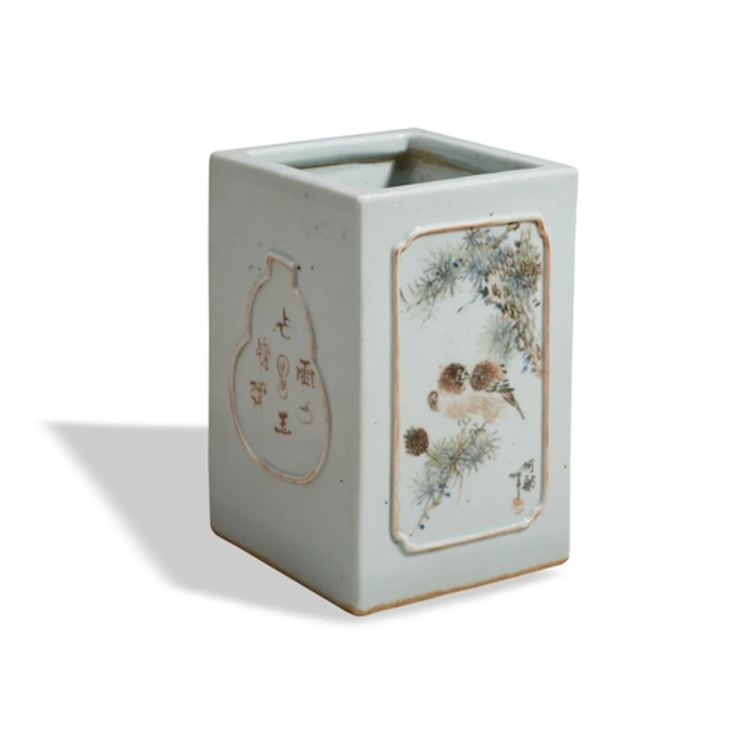 A FAMILLE ROSE BRUSHPOT LATE QING / EARLY REPUBLIC PERIOD 粉...