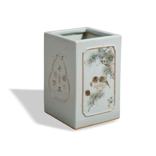 A FAMILLE ROSE BRUSHPOT LATE QING / EARLY REPUBLIC PERIOD 粉...