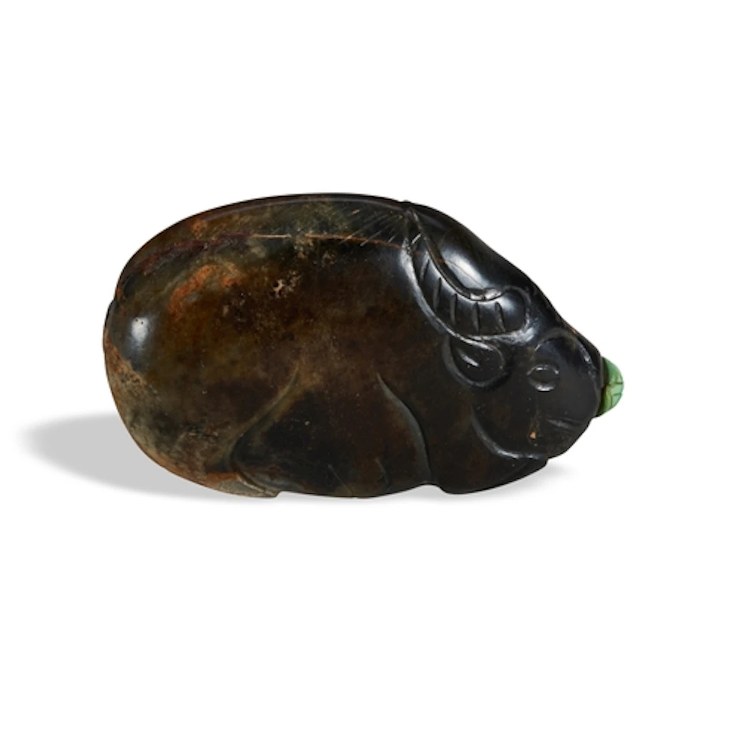A BLACK AND CALCIFIED JADE BUFFALO LATE MING DYNASTY 墨玉牛鼻烟壶...