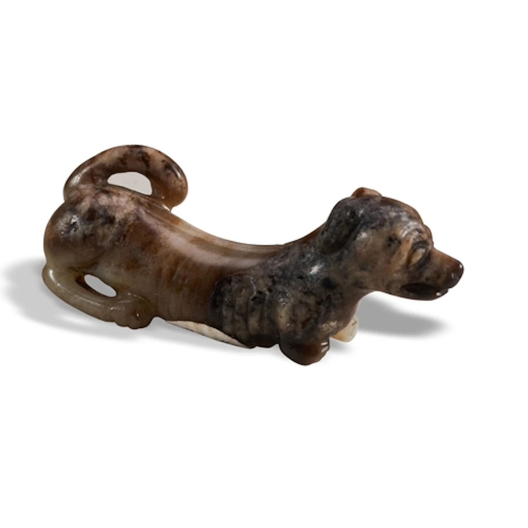 A MOTTLED JADE FIGURE OF A DOG, QING DYNASTY 19TH CENTURY 灰褐...
