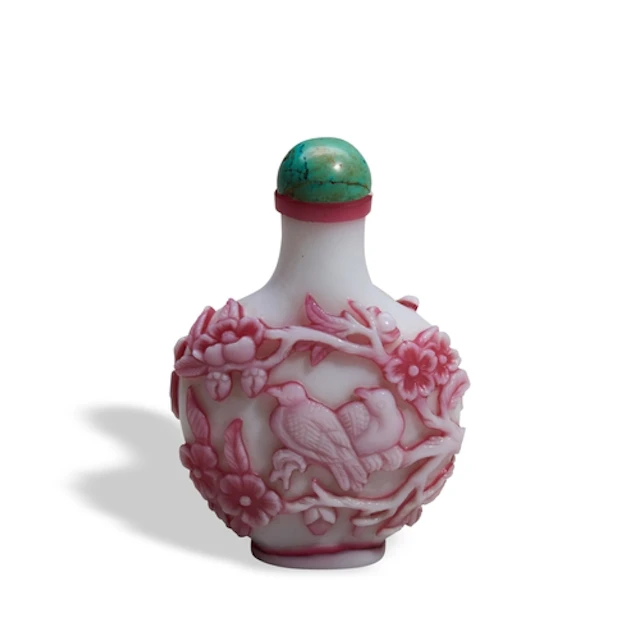 A WHITE-OVERLAY PINK GLASS SNUFF BOTTLE QING DYNASTY, 19TH C...