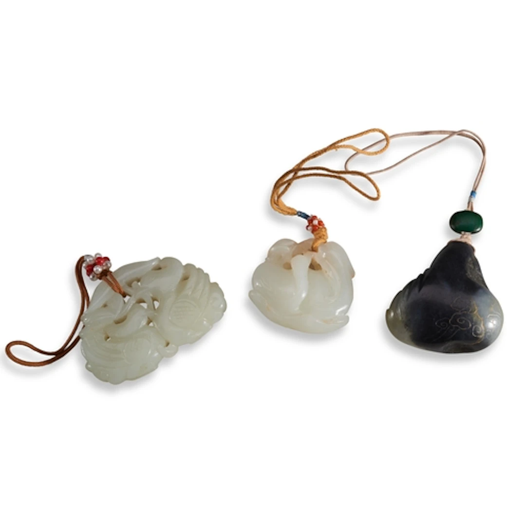 A GROUP OF THREE JADE PENDANTS QING DYNASTY (1644-1911) 玉吊坠...
