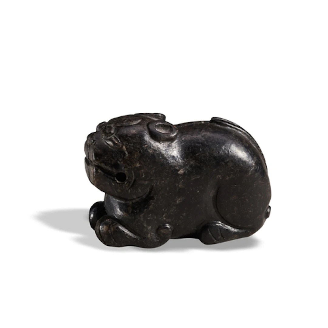 A RARE BLACK JADE 'TIGER' TALLY MING DYNASTY OR EARLIER 墨玉虎...