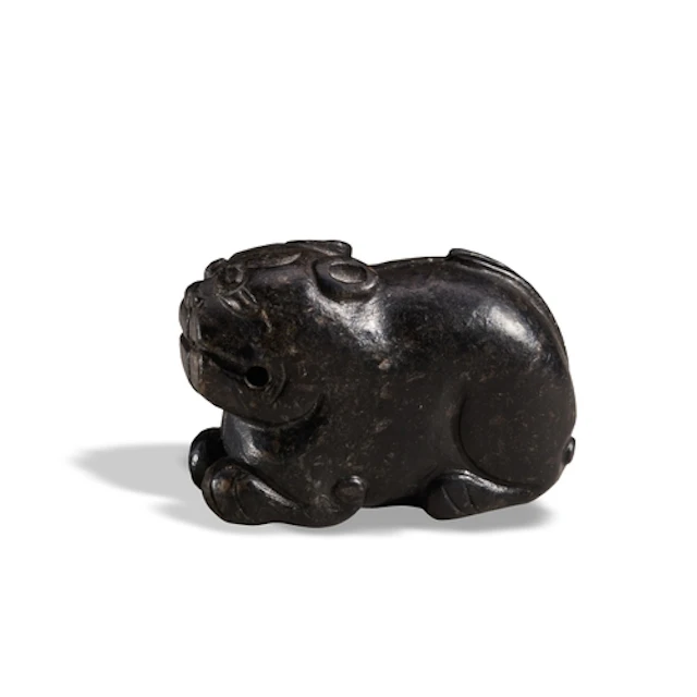 A RARE BLACK JADE 'TIGER' TALLY MING DYNASTY OR EARLIER 墨玉虎...