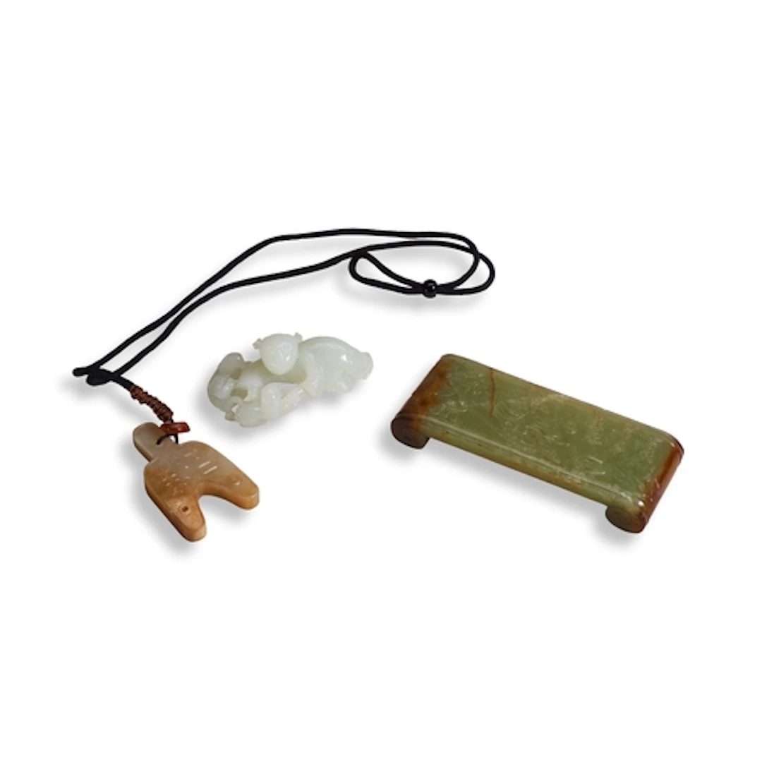 A GROUP OF THREE JADE SCHOLAR’S OBJECTS, 20TH CENTURY 文房玉器一组...