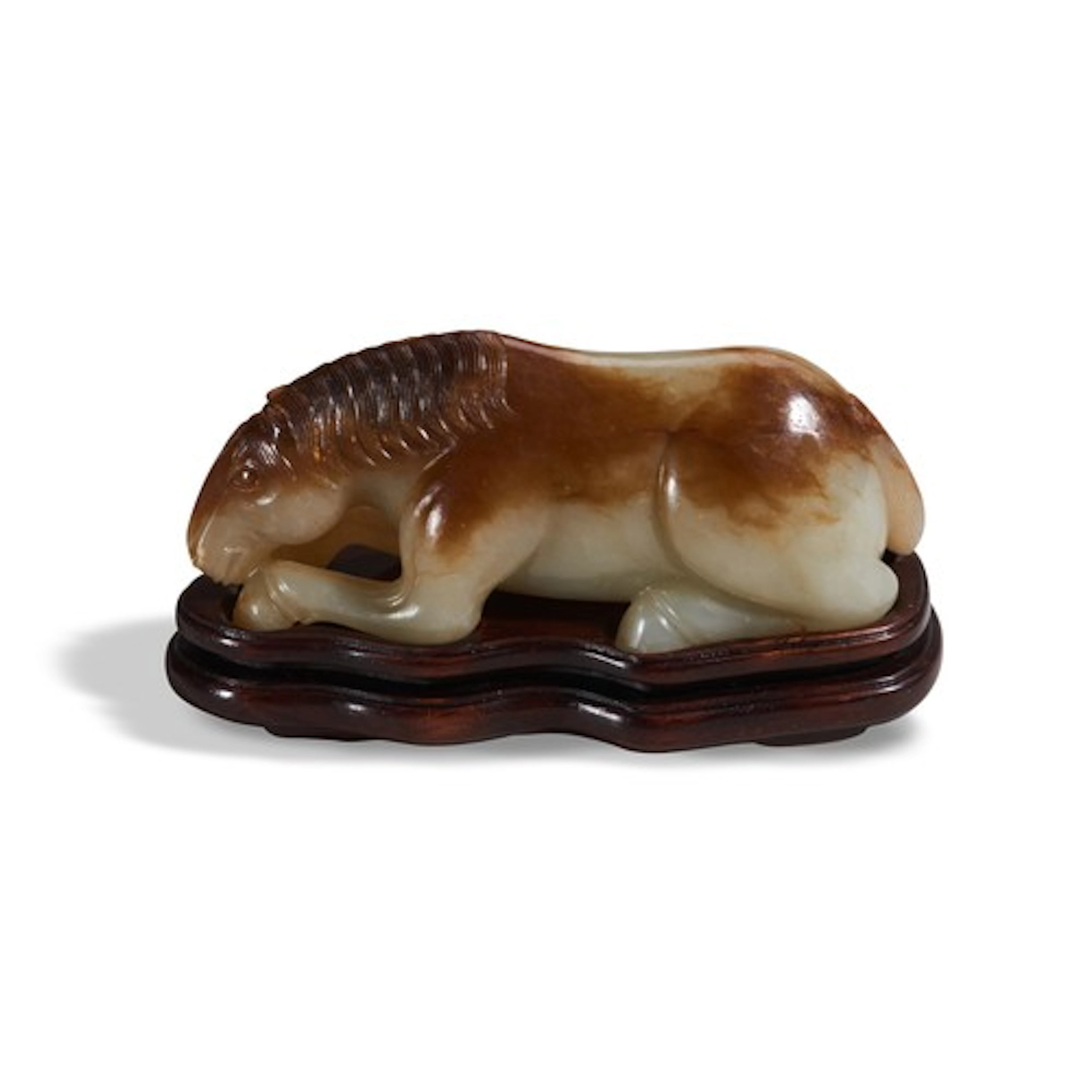 A JADE CARVING OF A RECUMBENT HORSE, 19TH/20TH CENTURY 褐玉马 十...