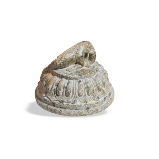 A CARVED STONE RABBIT-FORM WEIGHT 19TH / 20TH CENTURY 兔钮镇纸 十...