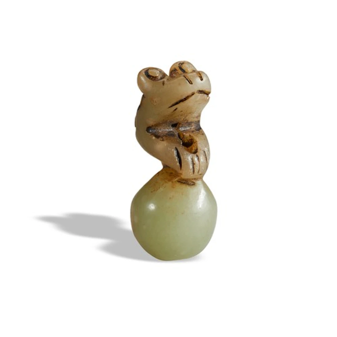A CRAVED GREEN HARDSTONE FROG 20TH CENTURY 岫玉蛙 二十世纪 4cm high...
