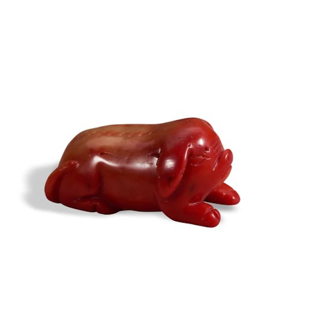 A CORAL CARVING OF A PIG 20TH CENTURY 珊瑚猪 二十世纪 5cm long PR...