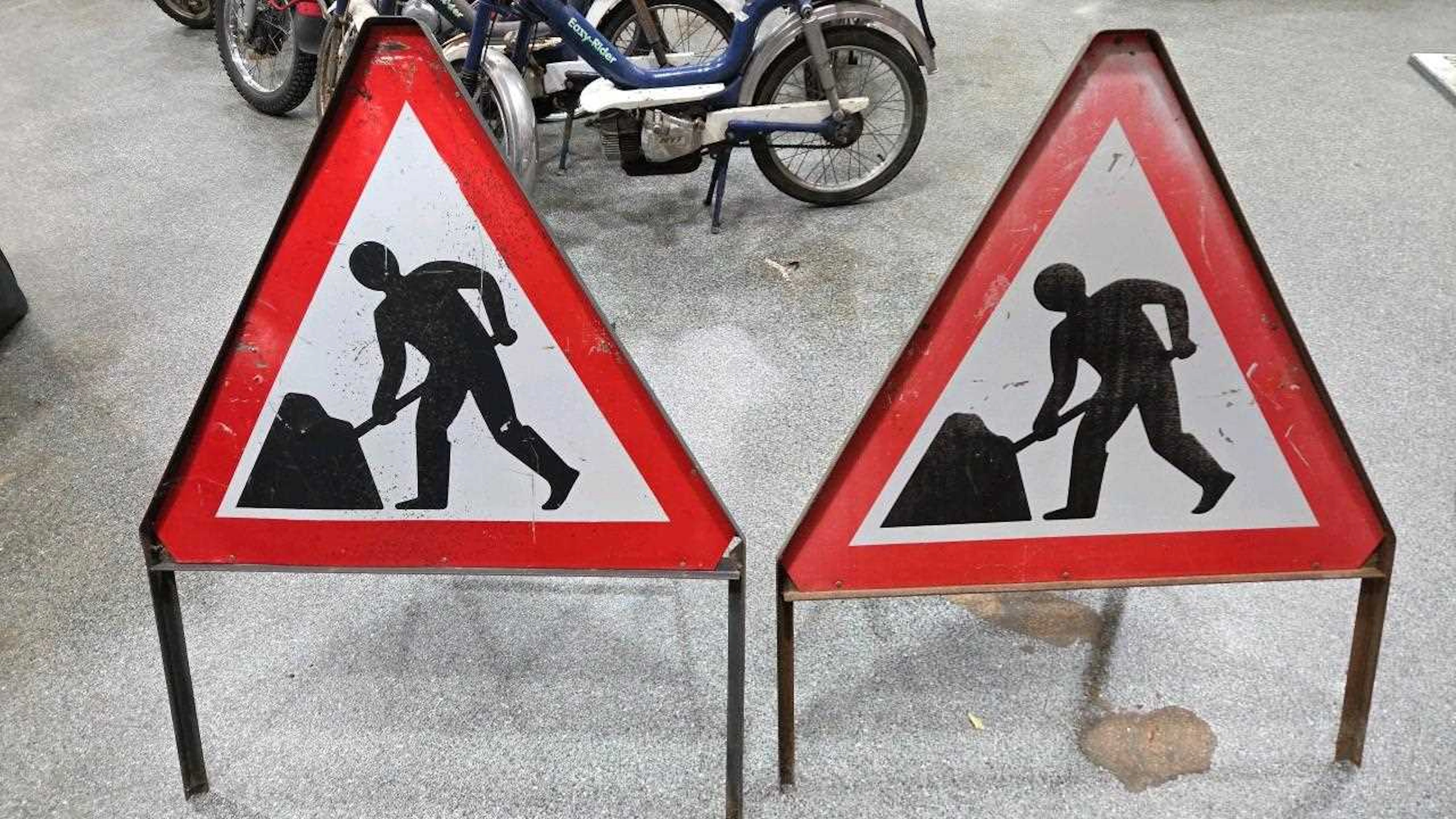 2 x MEN AT WORK ROAD SIGNS