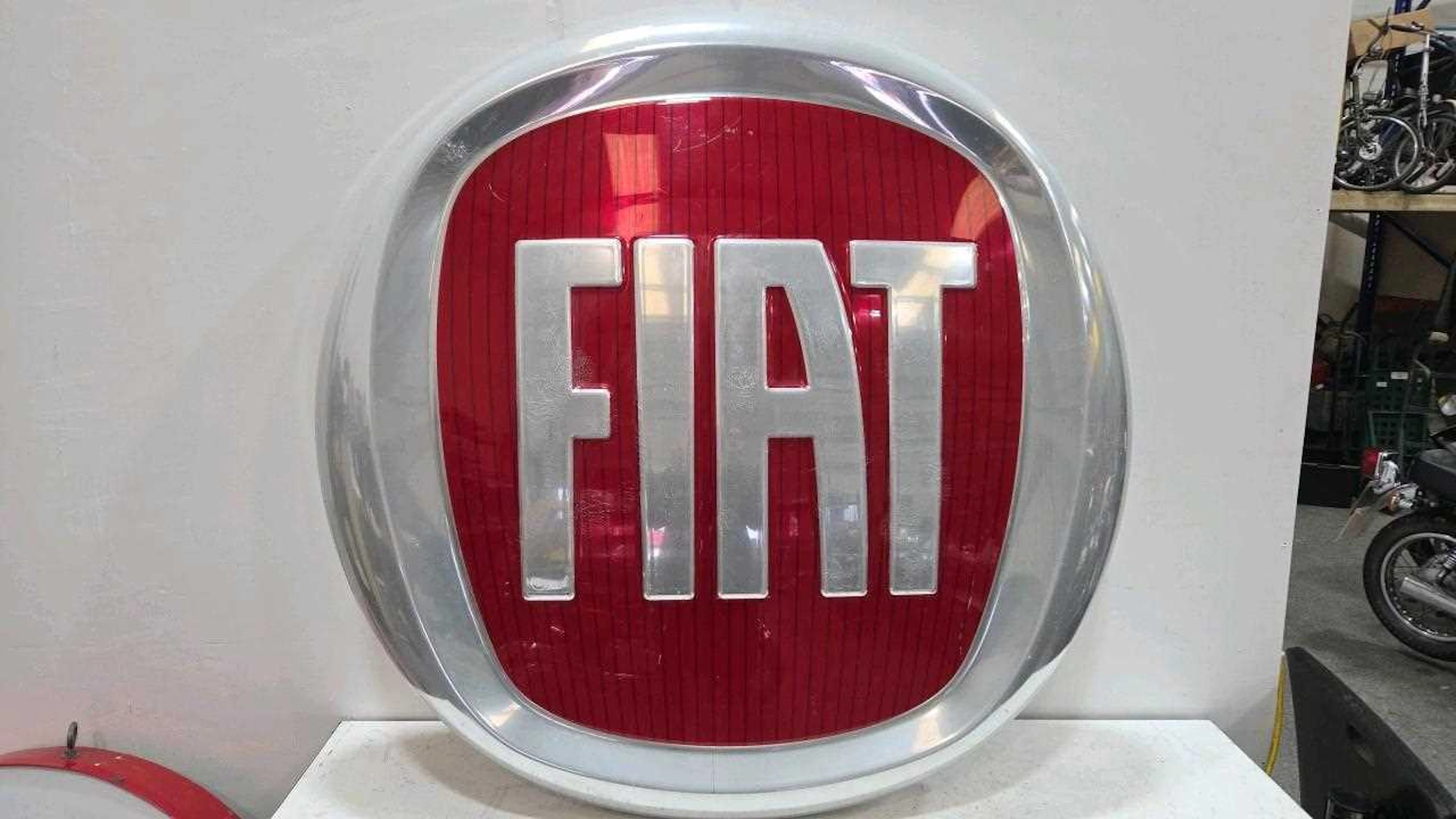 FIAT DEALERSHIP LIGHT UP SIGN IN WORKING ORDER 48" DIA