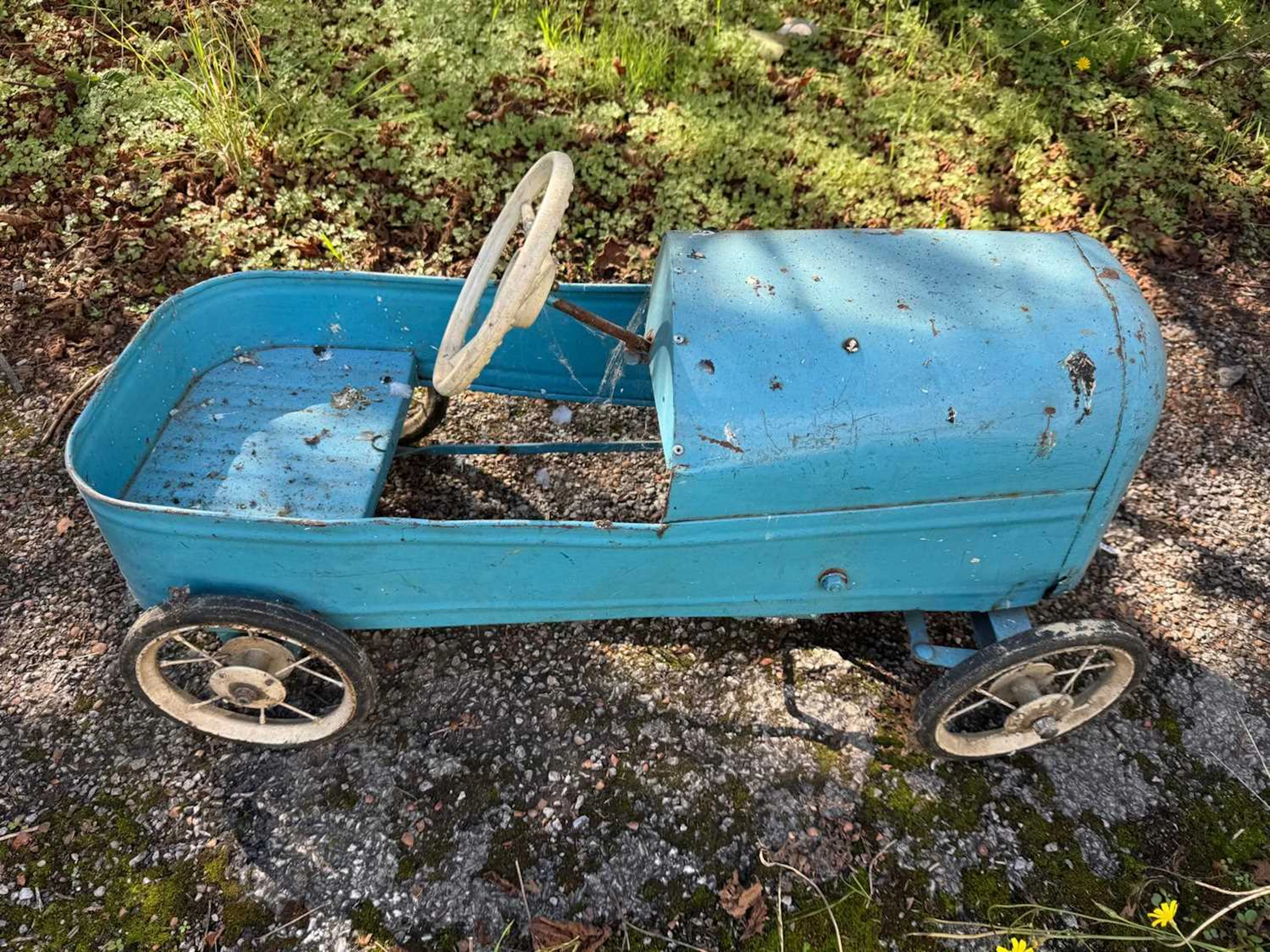 VINTAGE CHILDS PEDAL CAR