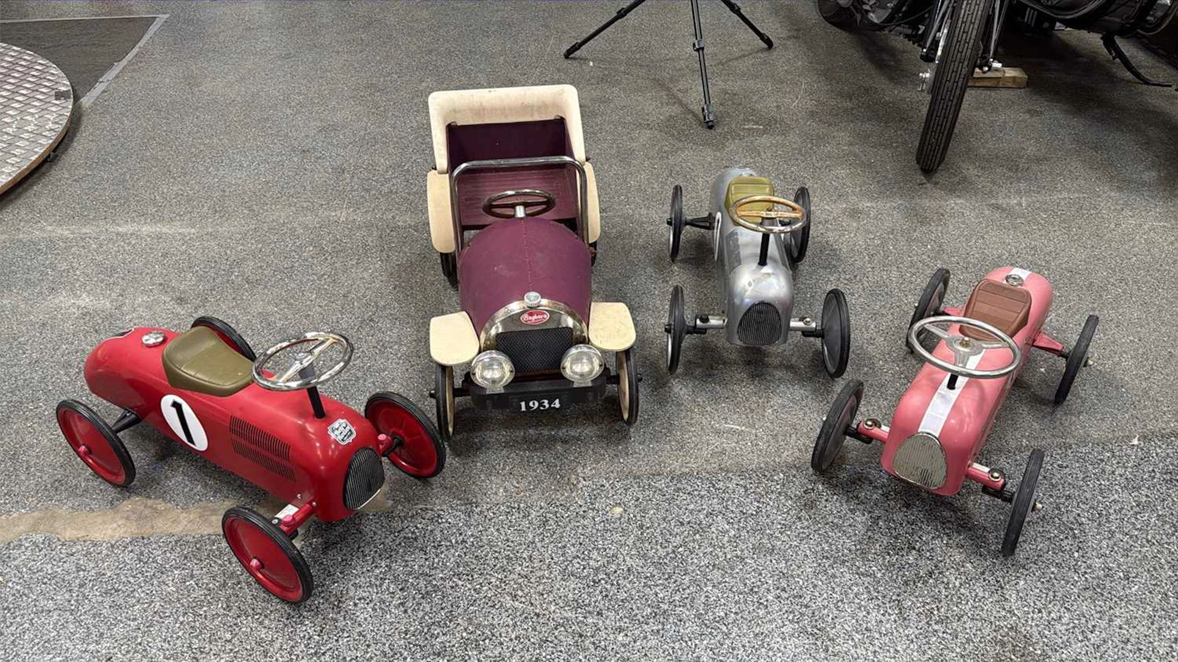 1 X CHILDS PEDAL CAR & 3 X SIT AND PUSH CARS