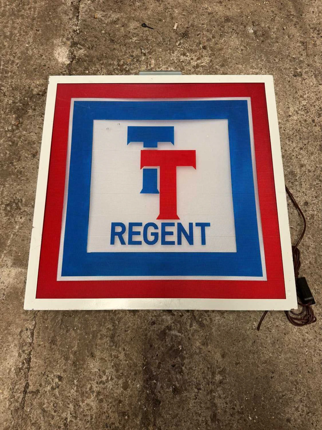 REGENT TT LIGHT UP SIGN 24" X 24"