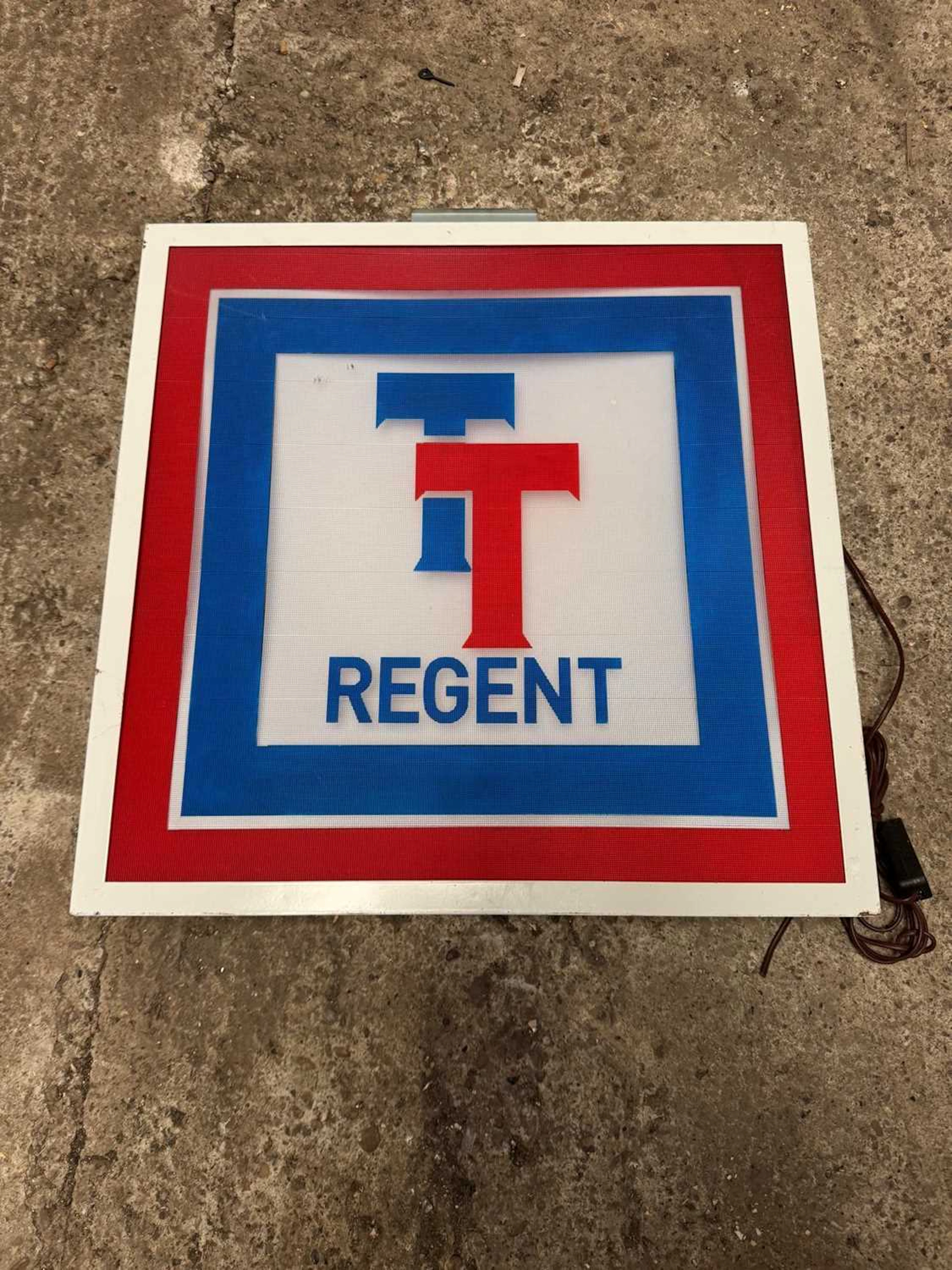 REGENT TT LIGHT UP SIGN 24" X 24"