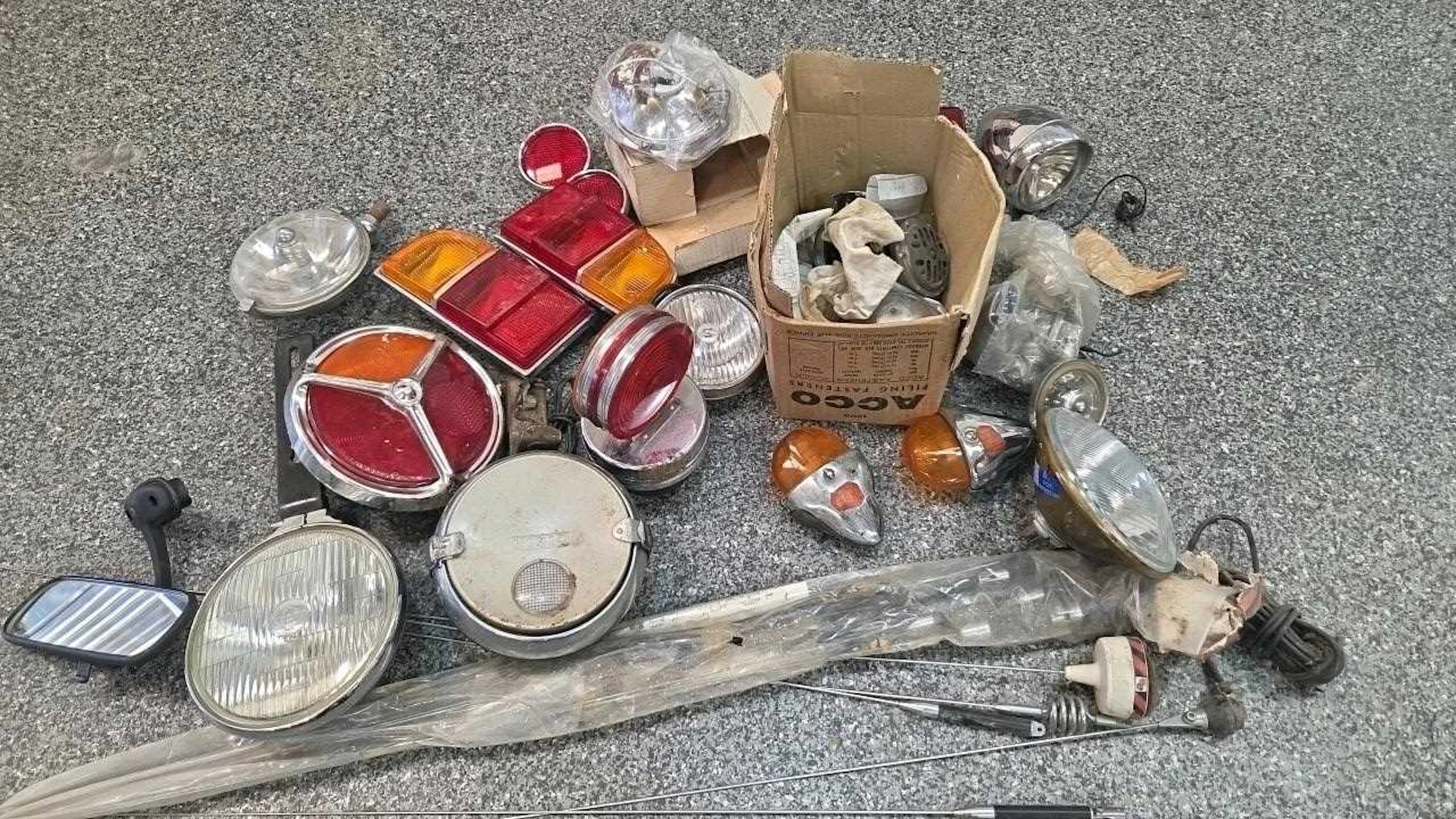 BOX OF SPOT LIGHTS AND REAR LIGHTS