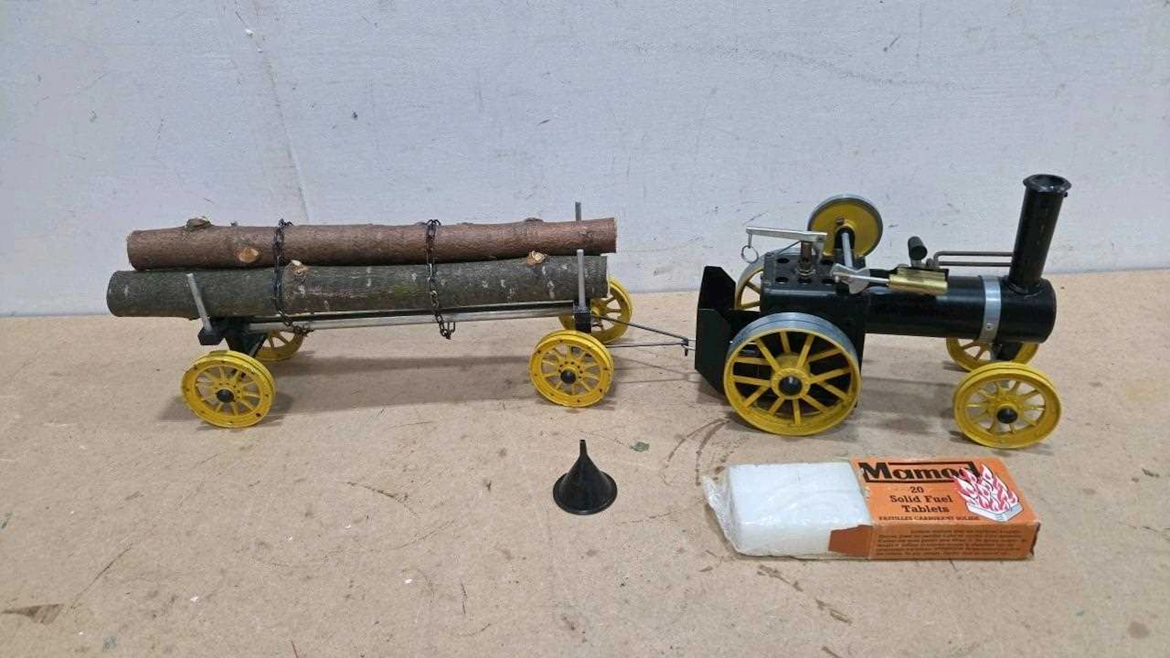 MAMOD STEAM ENGINE WITH LOG TRAILER