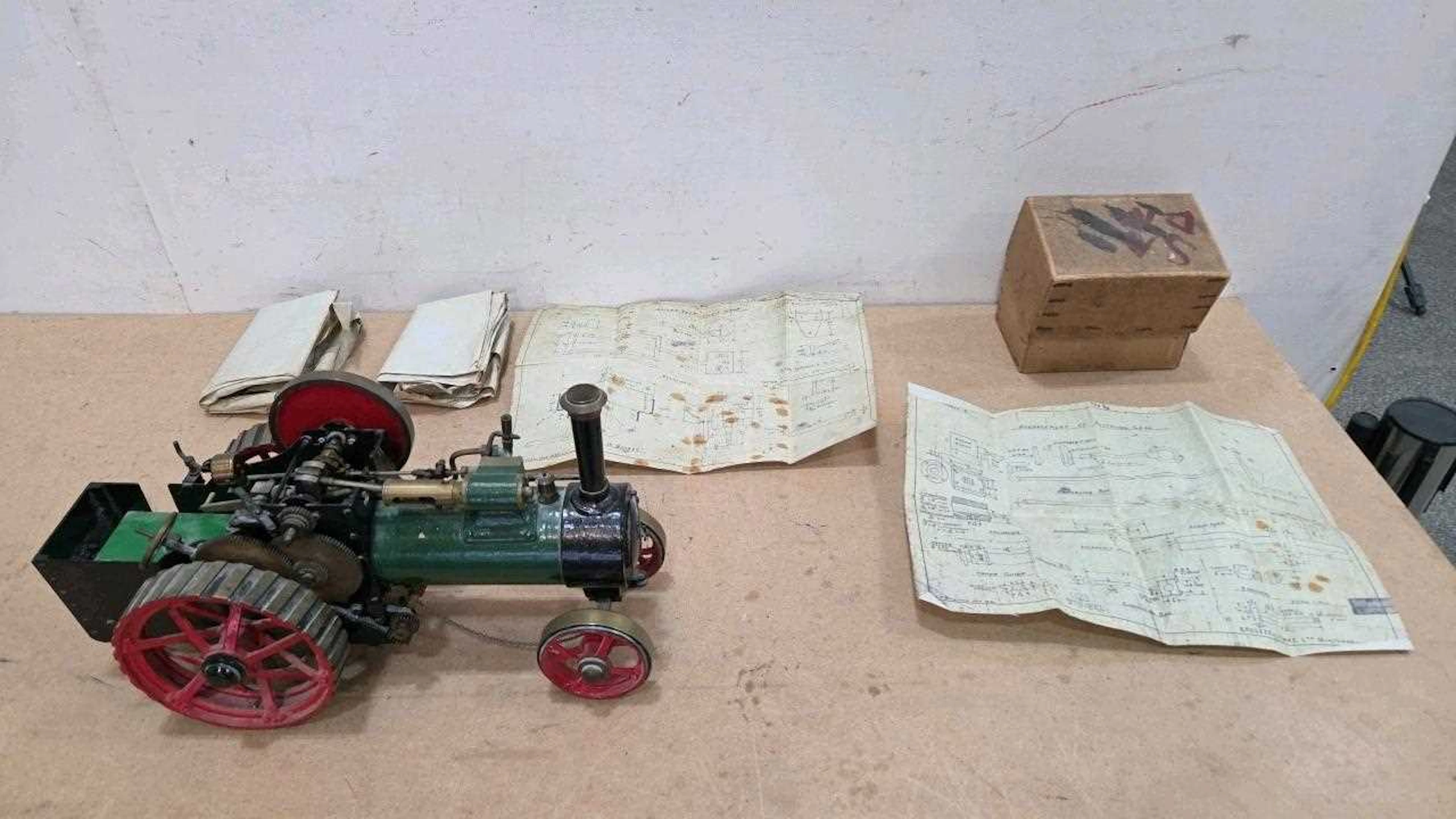 BASSETT- LOWKE WORKING SINGLE CYLINDER TRACTION ENGINE , COMPLETE