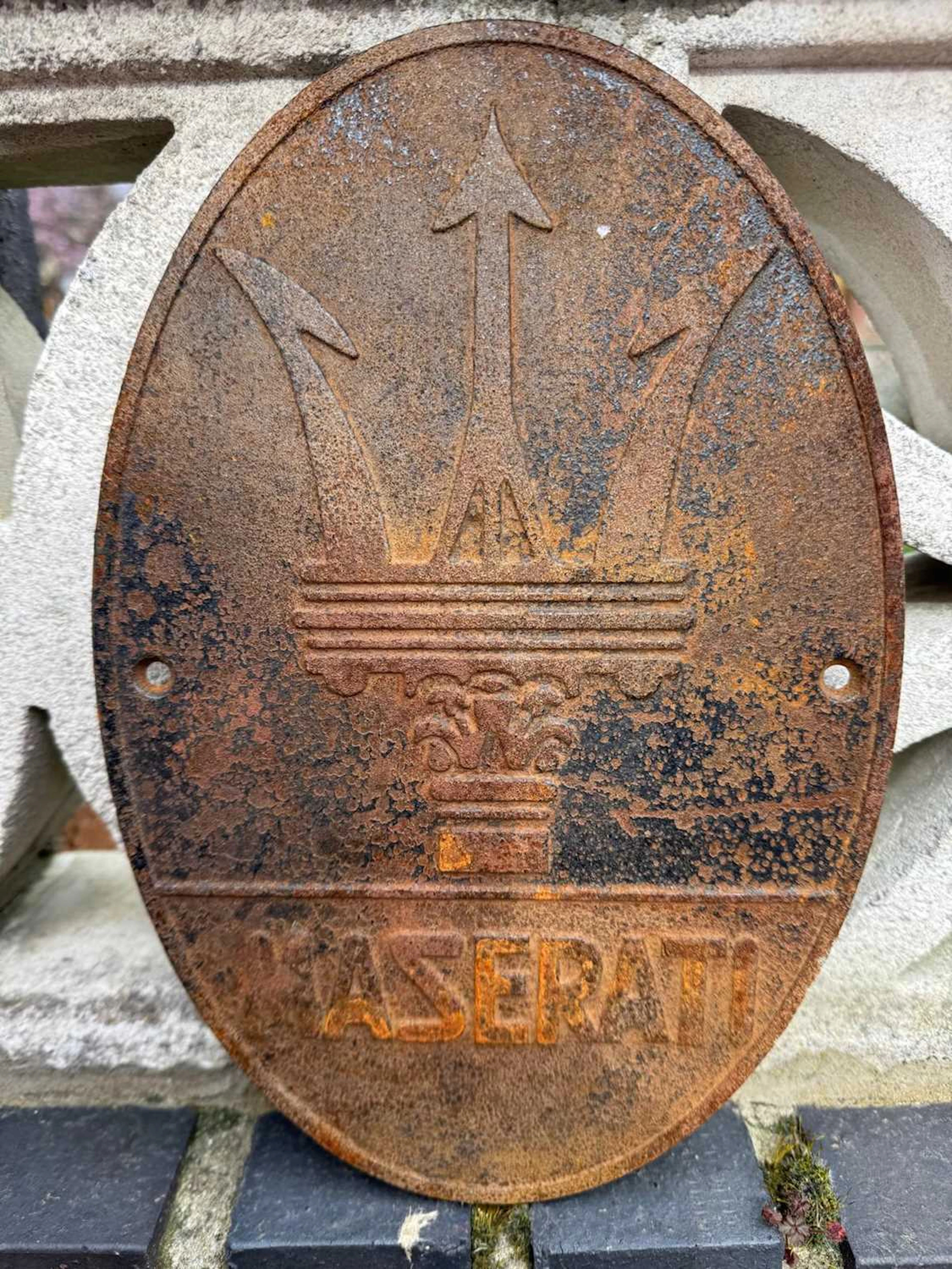 CAST MASERATI SIGN