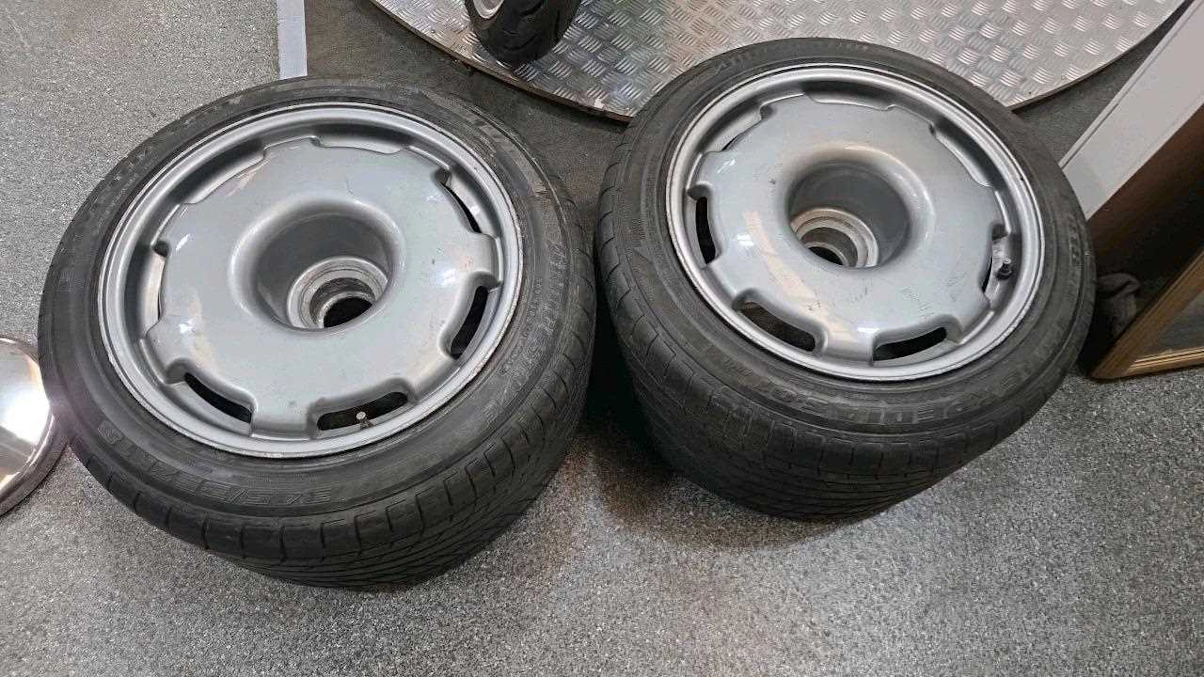 JAGUAR XJ220 REAR WHEELS AND TYRES