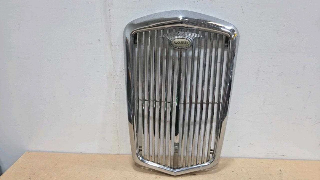 1950'S WOLSELEY GRILL AND BADGE