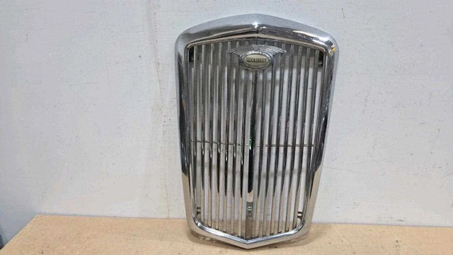 1950'S WOLSELEY GRILL AND BADGE