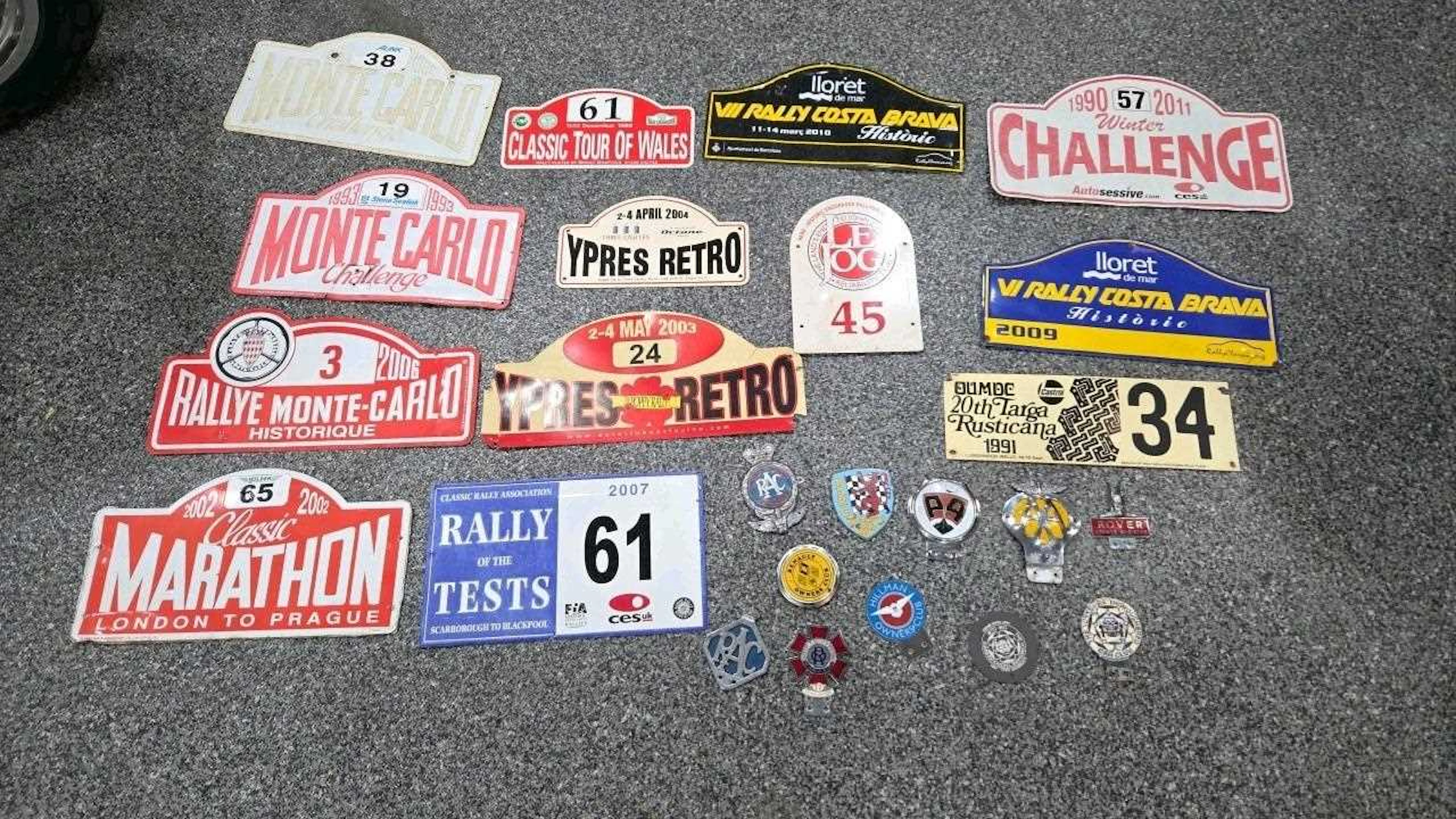 SELECTION OF RALLY PLATES & CAR BADGES