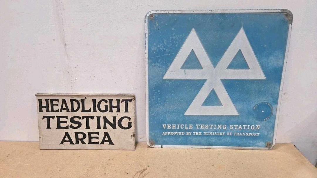 2X GARAGE MOT SIGNS