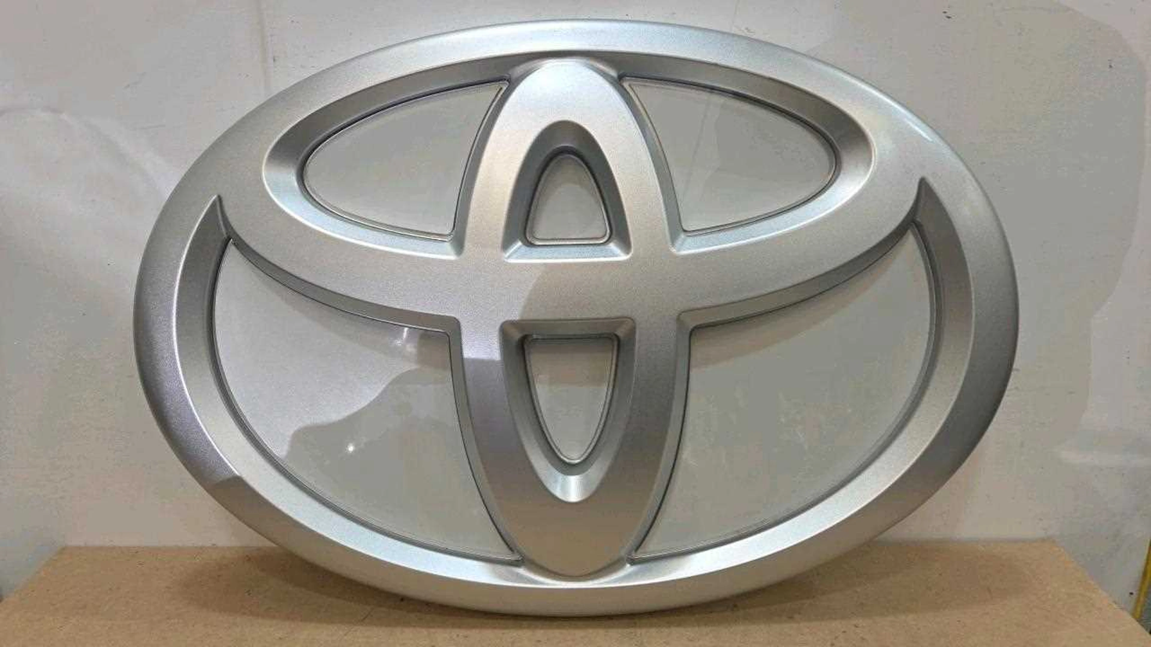 TOYOTA DEALERSHIP SIGN 44" X 30"