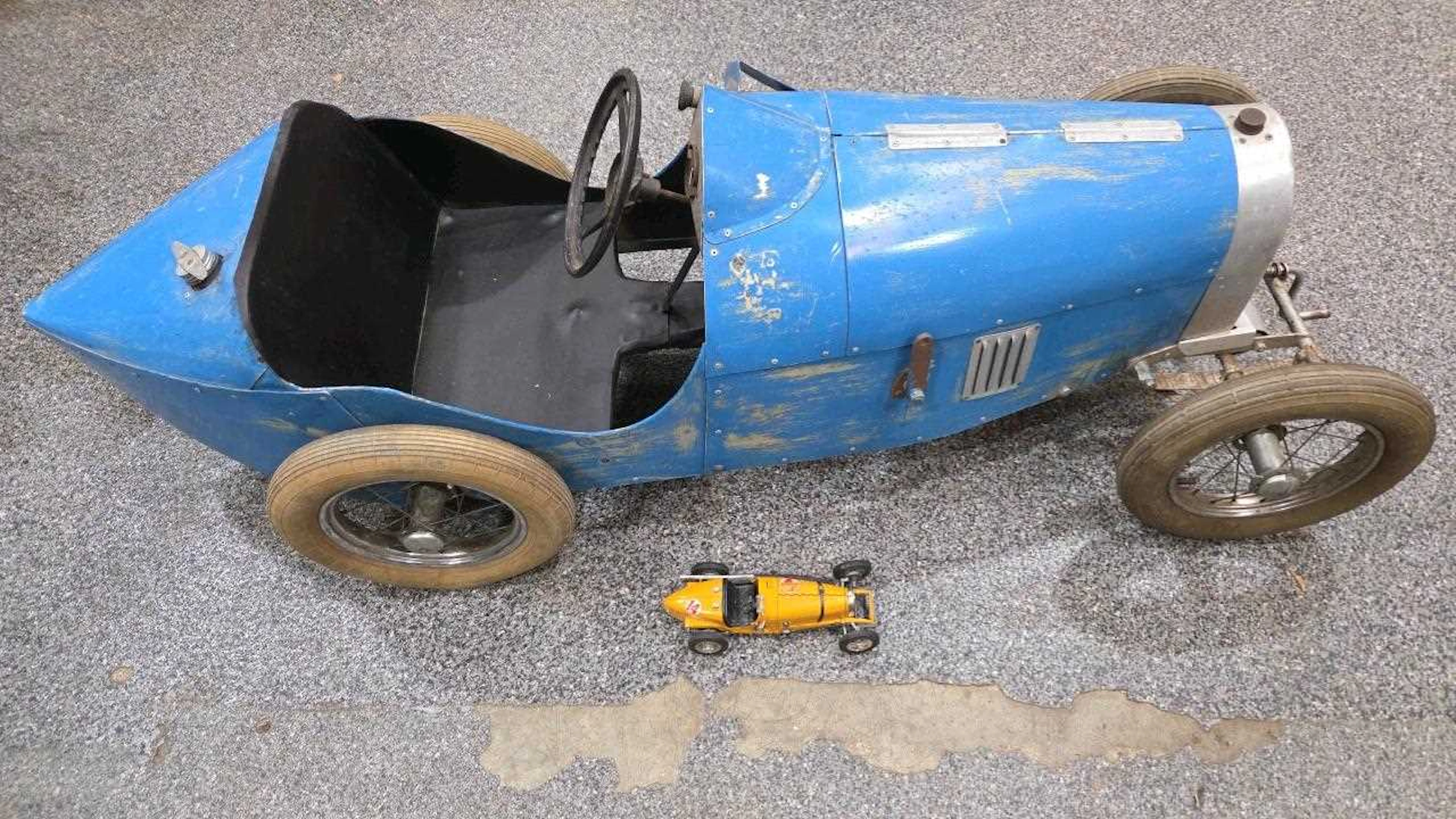 BUGATTI METAL CHILDS PEDAL CAR & SCALE MODEL BUGATTI CAR