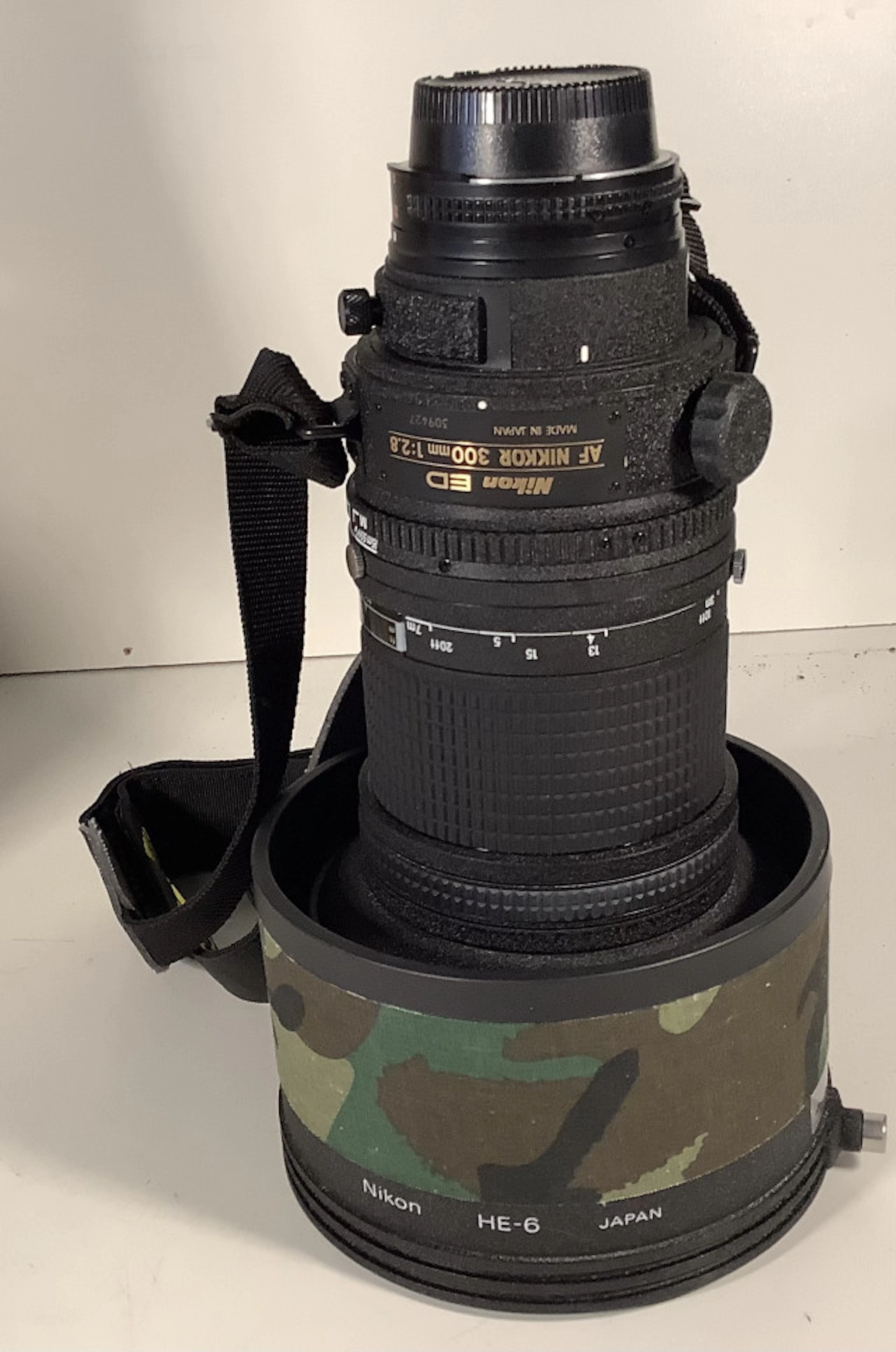 51 - Nikon AF Nikkor 300 mm 1:2,8 objektiivi Nikonin omalla kovalla laukulla