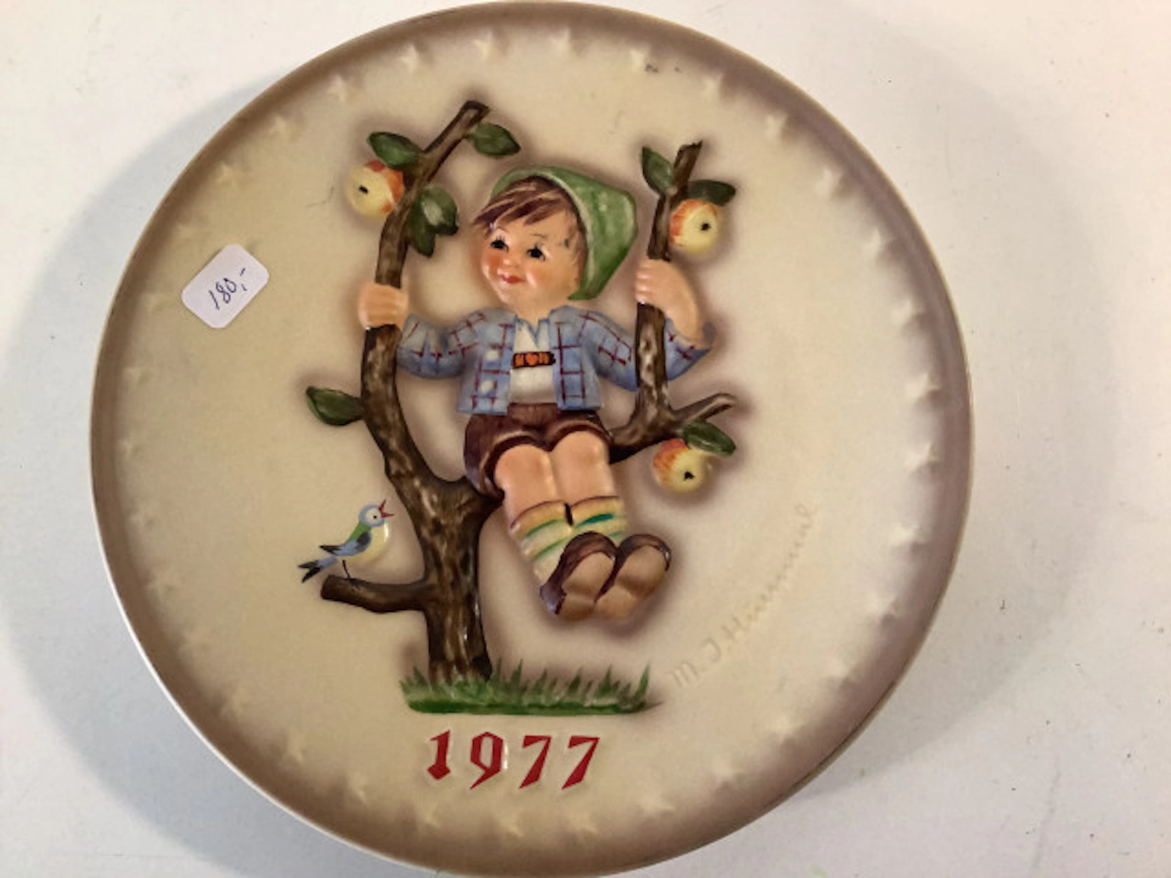 29 - Käsinmaalattu vuosilautanen 1977
