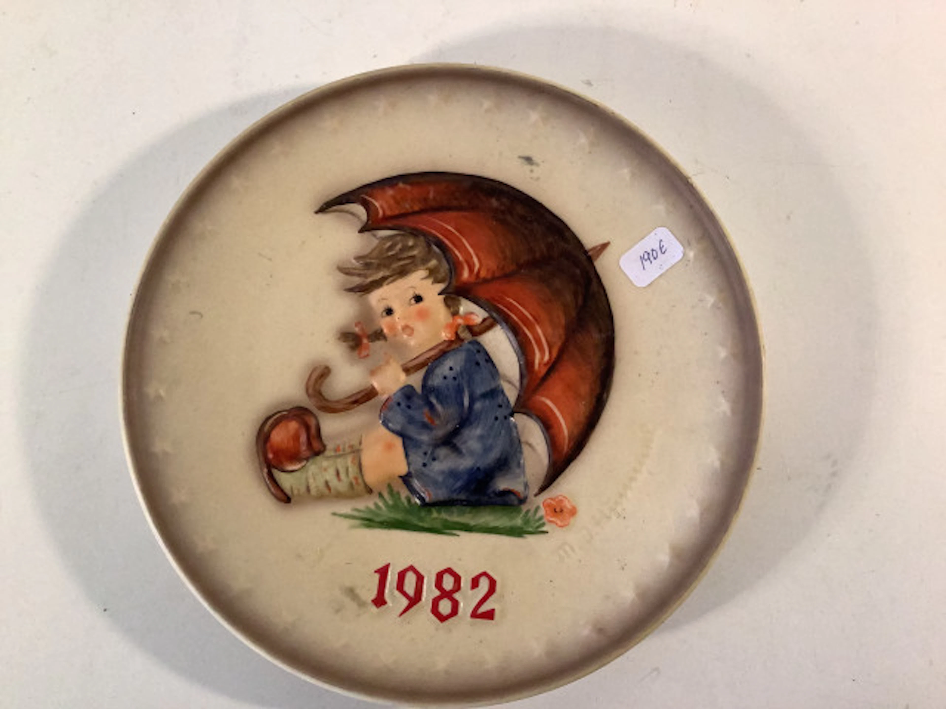27 - Käsinmaalattu vuosilautanen 1982