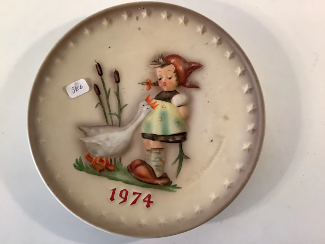 25 - Käsinmaalattu vuosilautanen 1974