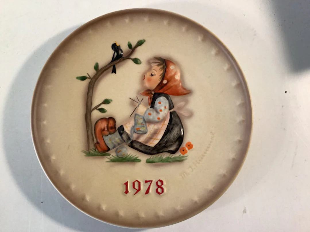 37 - Käsinmaalattu vuosilautanen 1978